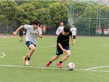 <b>足球社的同學(xué)們每周都會(huì)在足球場進(jìn)行訓(xùn)練</b>