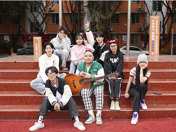 學校音樂社同學們在操場上為同學們表演