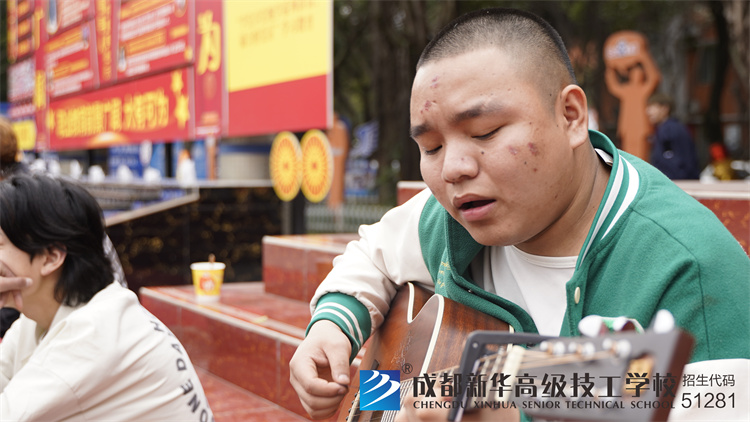 學校音樂社同學表演