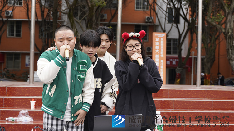 學校音樂社同學表演