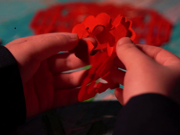 手工社團的同學們展示編織技術和剪彩技術