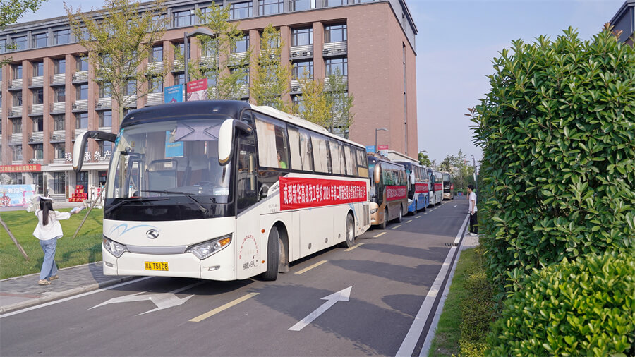 成都新華高級技工學校新生夏令營拓展