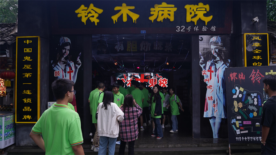 成都新華高級技工學校新生夏令營拓展