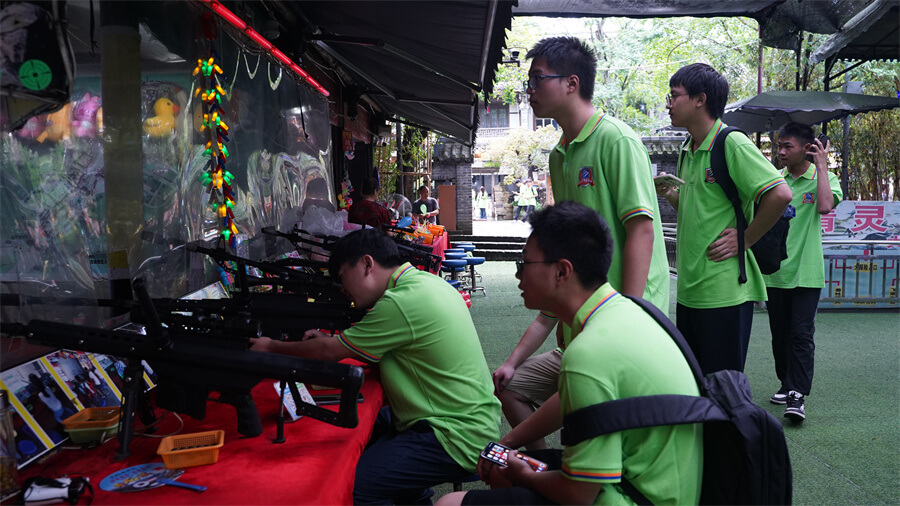 成都新華高級技工學校新生夏令營拓展