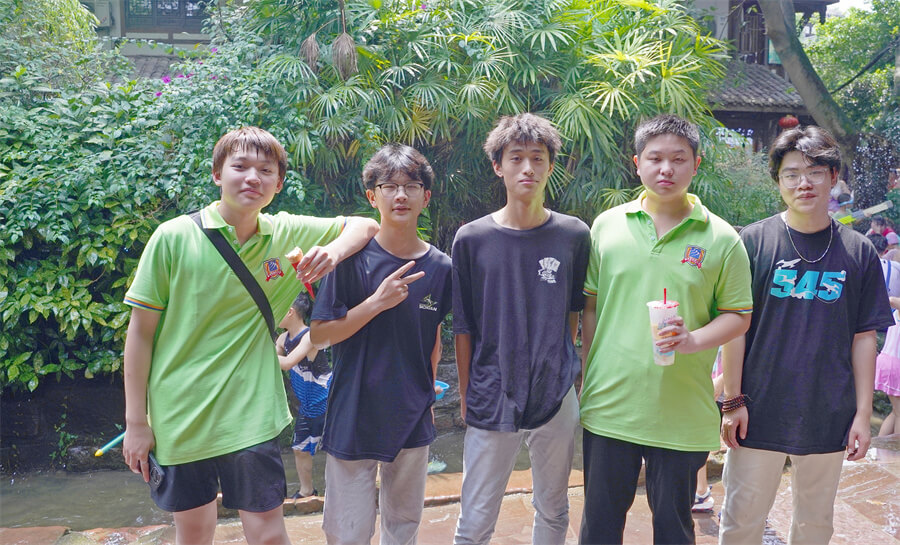 成都新華高級技工學校新生夏令營拓展