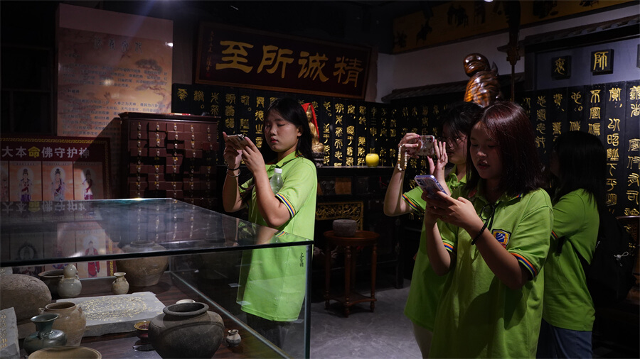 成都新華高級技工學校新生夏令營拓展