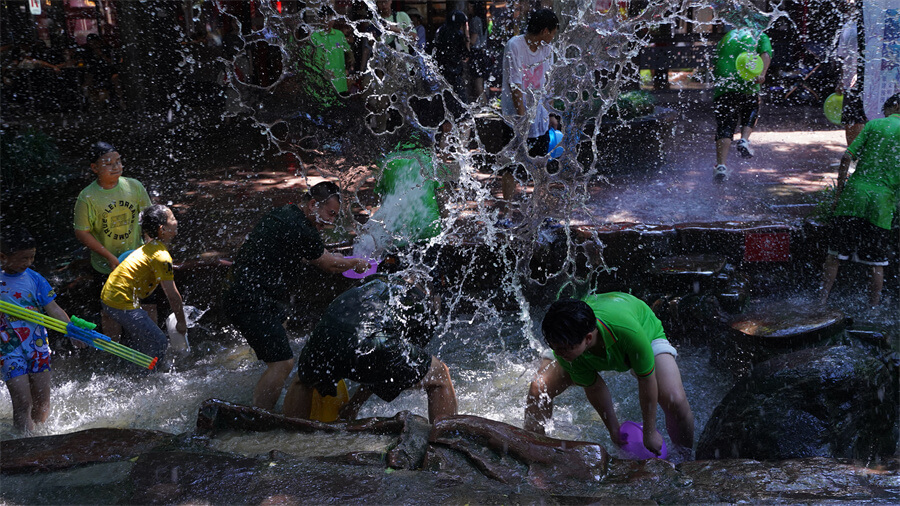 成都新華高級技工學校新生夏令營拓展