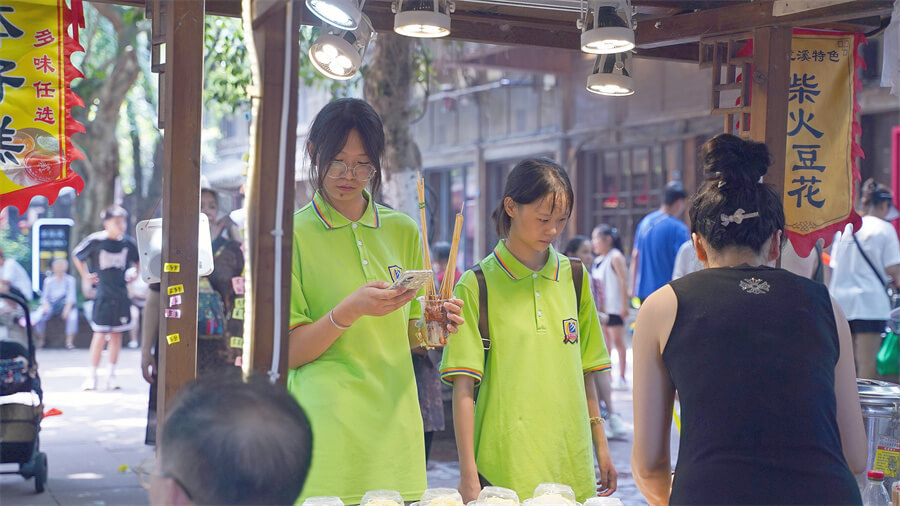 成都新華高級技工學校新生夏令營拓展