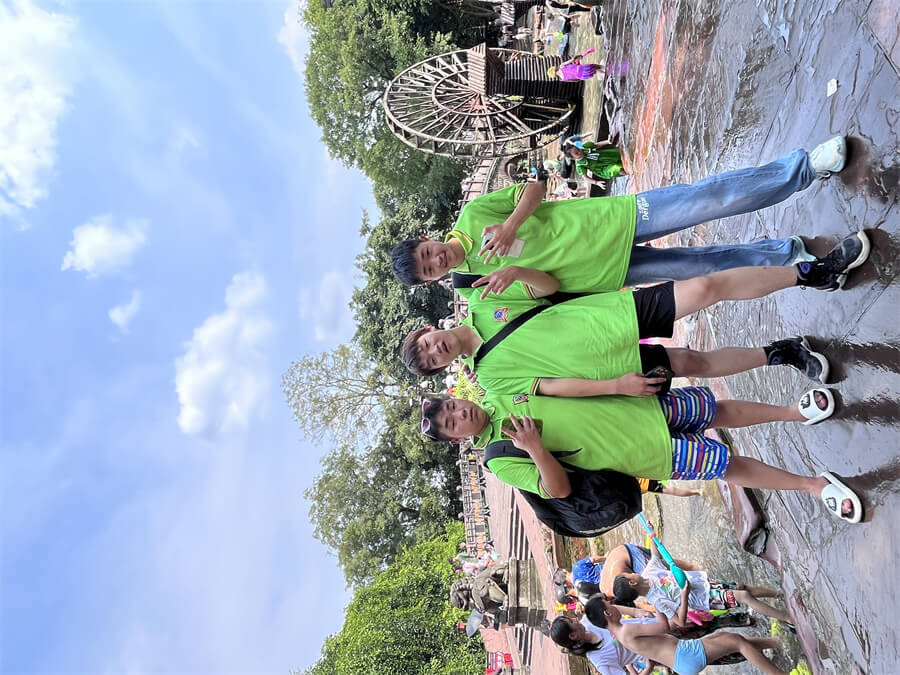 成都新華高級技工學校新生夏令營拓展